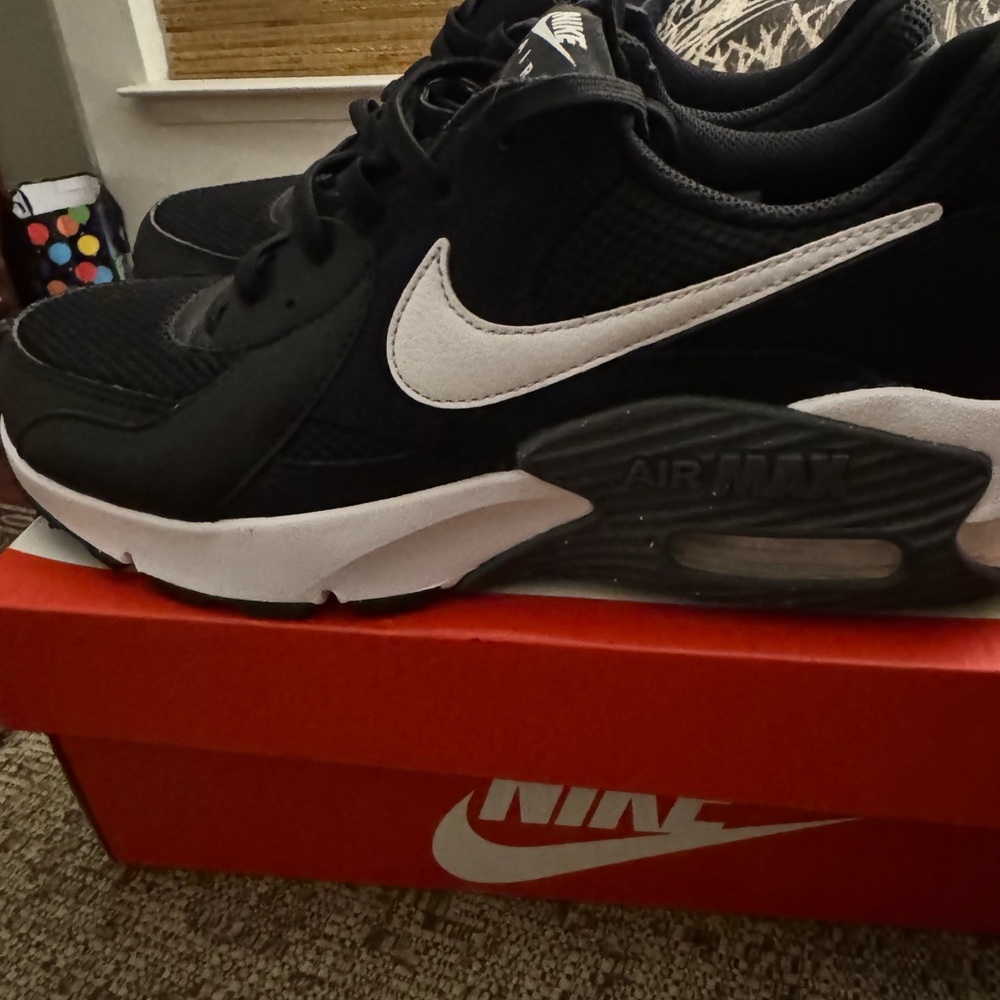 Nike Air Max Black and White Athletic Shoes Women’s Size 9 New in Box